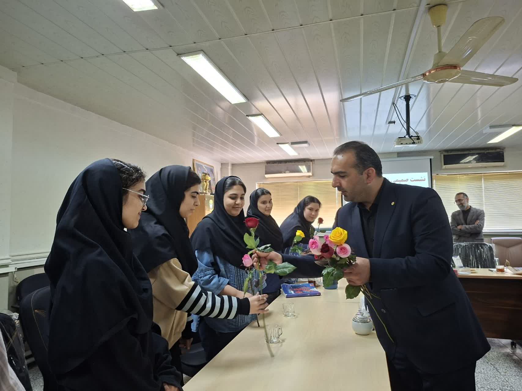 نشست صمیمی فرماندار میاندورود با دانش‌آموزان به مناسبت روز دختر+تصویری